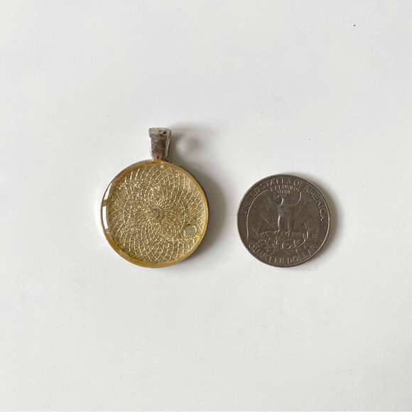 Letter “R” Initial Necklace Keychain Resin Pendant - Picture 4 of 9